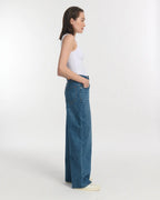 Jean femme en denim bleu moyen, coupe large et droite, matière 100% coton offrant un confort optimal et une adaptation à toutes les morphologies.