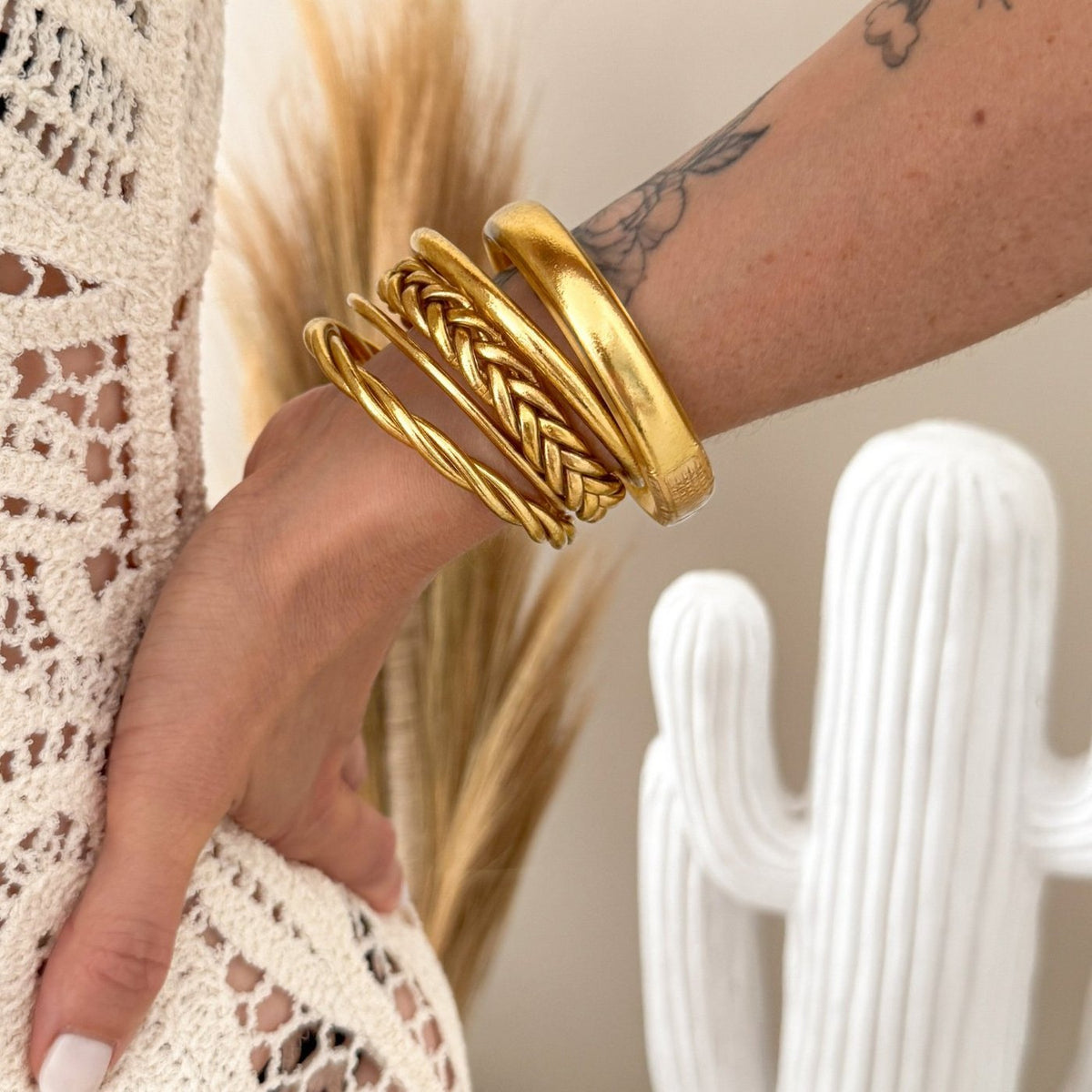 Snoet buddhistisk armring - Light Gold