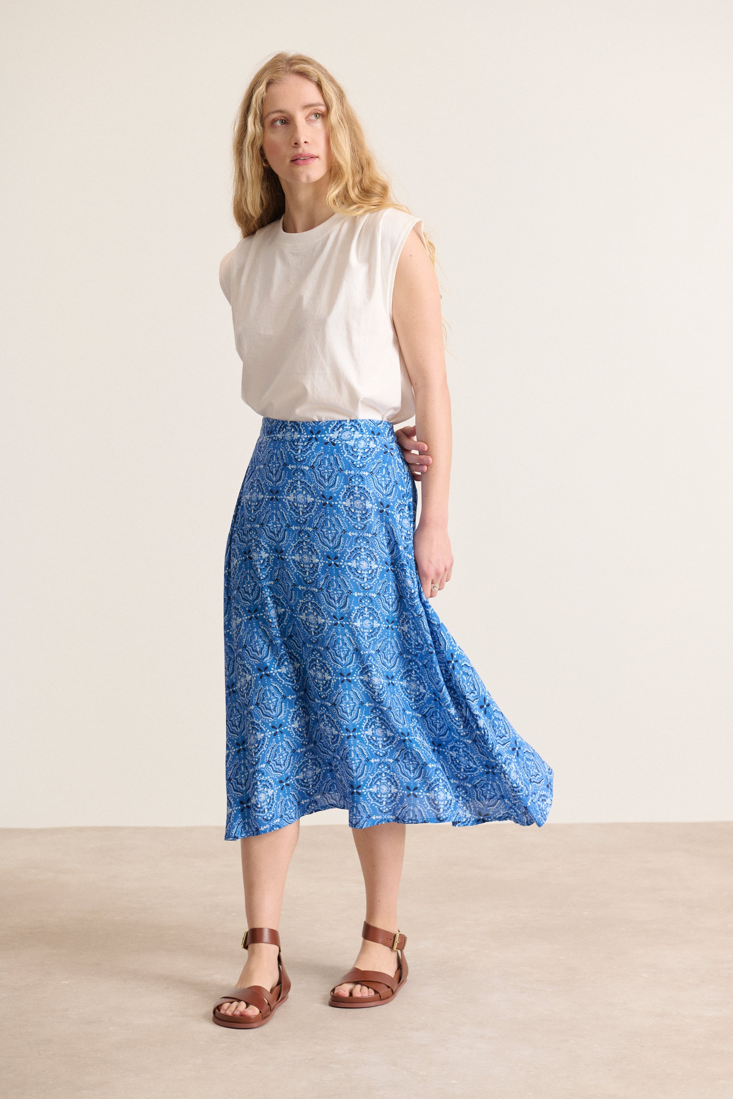 Jupe midi à taille élastiquée coloris bleu à motifs longueur midi fluide et légère marque parisienne 