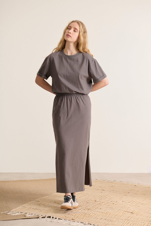 Falda midi antracita de punto, cintura elástica, aberturas laterales para un look fluido y elegante