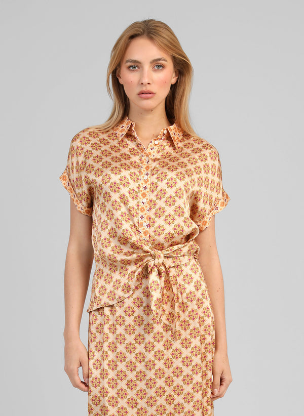 An'ge – Kaviny Pirimini Corn Shirt, model wearing a geometric pattern shirt and skirt, front view