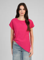 An'ge – Topp Kolina Fuchsia, modell i fuchsiafärgad t-shirt med detalj i sidan