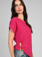 An'ge – Topp Kolina Fuchsia, modell i fuchsiafärgad topp med detalj i sidan