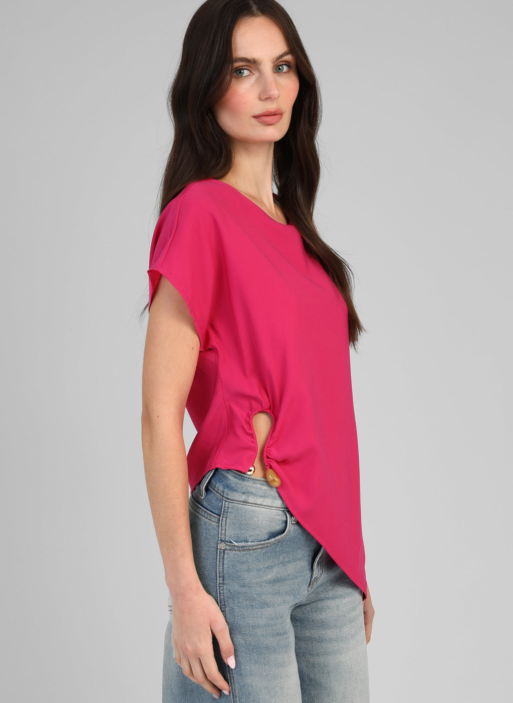 An'ge – Topp Kolina Fuchsia, modell i fuchsiafärgad topp med rynkad detalj i sidan