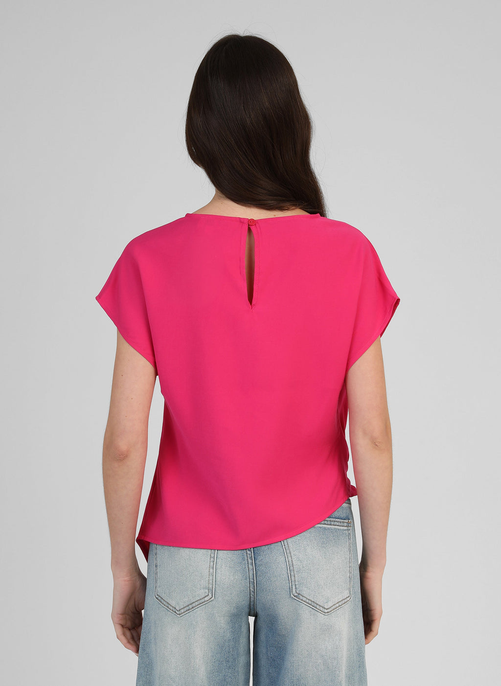 An'ge – Topp Kolina Fuchsia, fuxiafärgad kortärmad topp sedd bakifrån på en modell