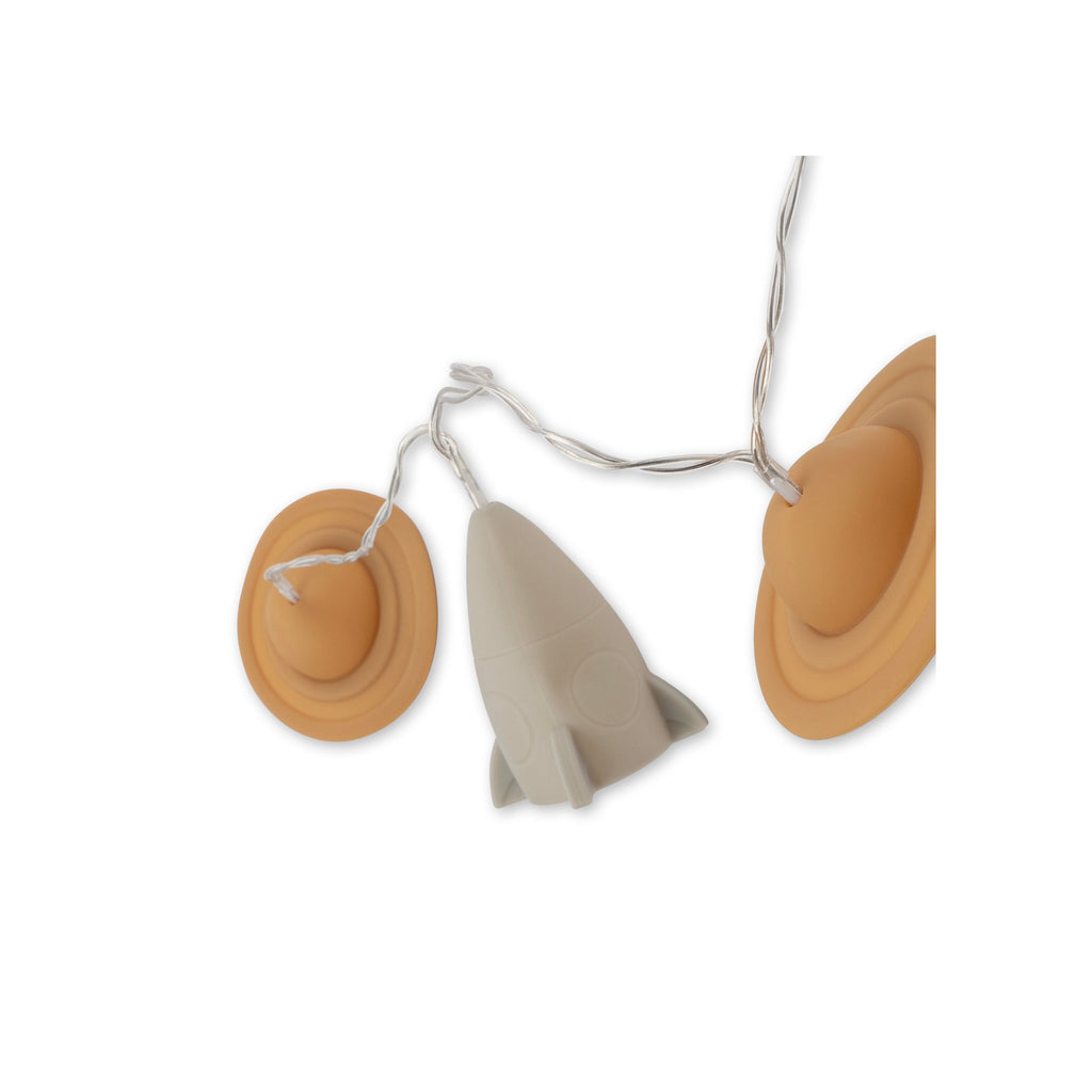 Guirlande - Almond/Topanga Beach