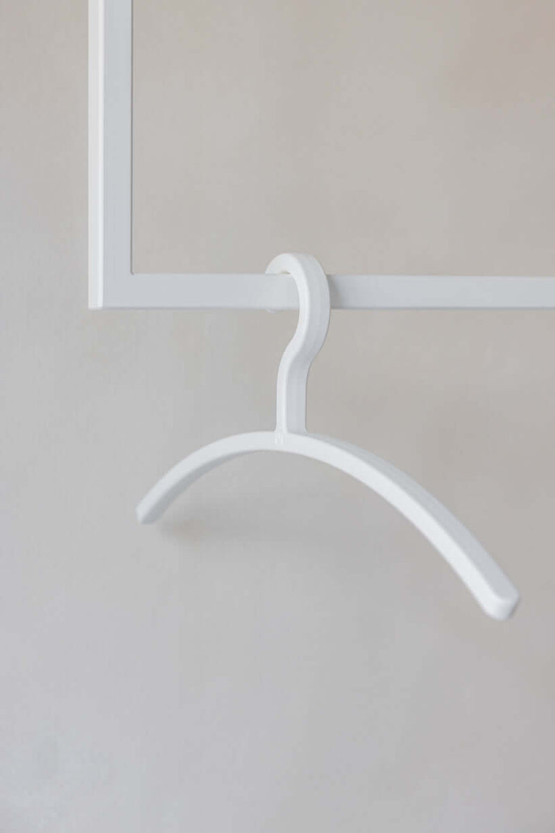 Kleiderbügel FAY in Weiß, minimalistisches Design für moderne Garderoben und empfindliche Kleidung.