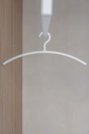 Minimalistischer KLEIDERBÜGEL FAY aus hochwertigem Kunststoff, ideal für empfindliche Kleidung.