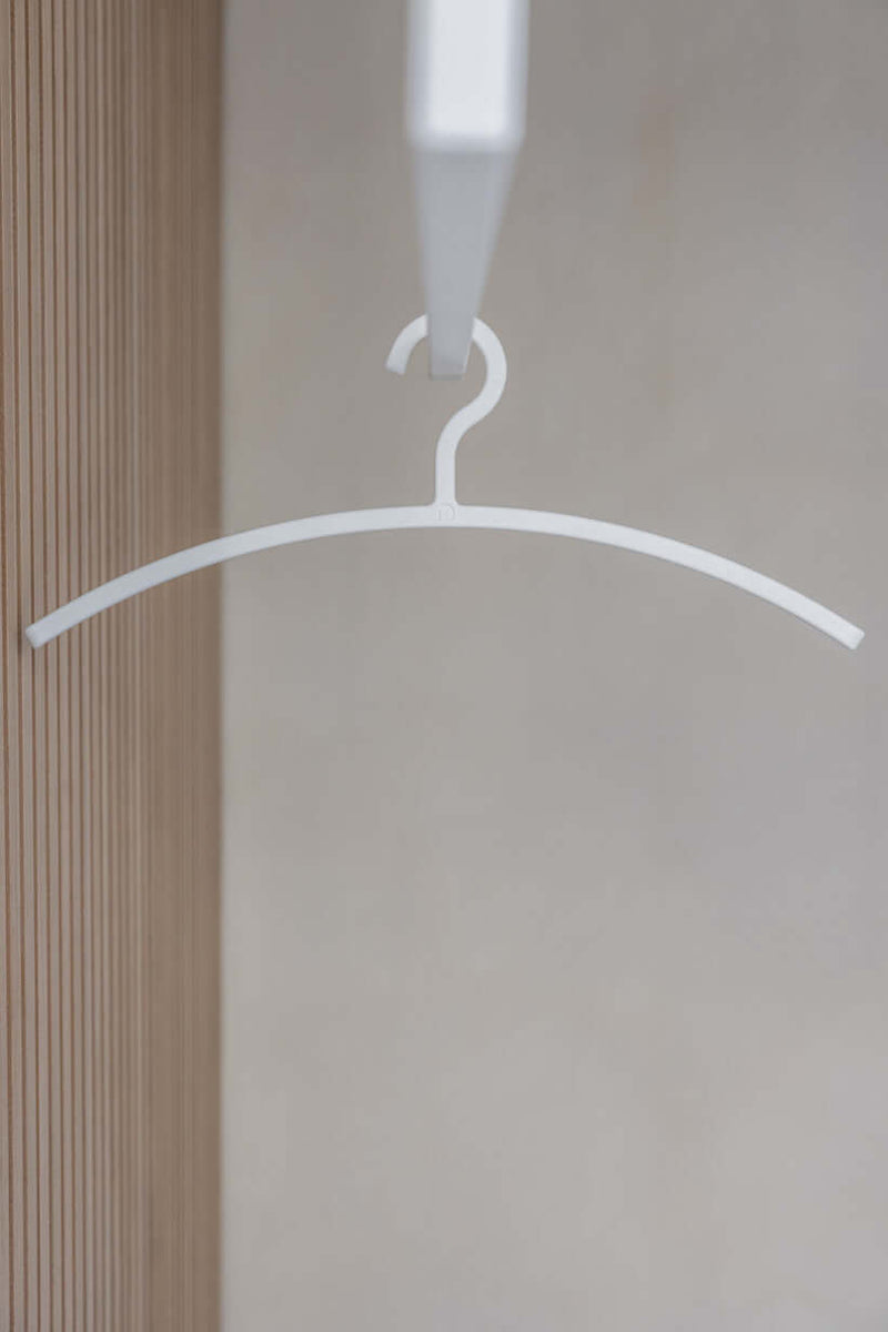 Minimalistischer KLEIDERBÜGEL FAY aus hochwertigem Kunststoff, ideal für empfindliche Kleidung.