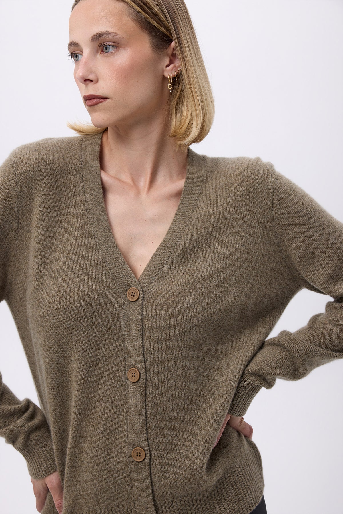 Boyfriend-Cardigan mit V-Ausschnitt Lea – Khakigrün – Damen