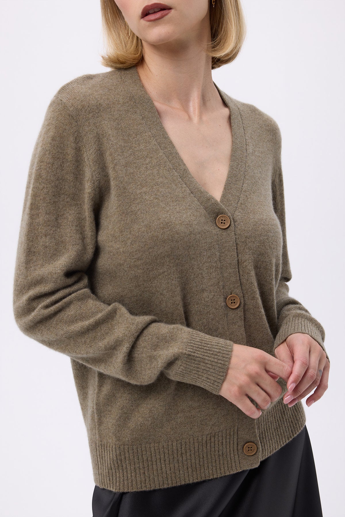 Boyfriend-Cardigan mit V-Ausschnitt Lea – Khakigrün – Damen