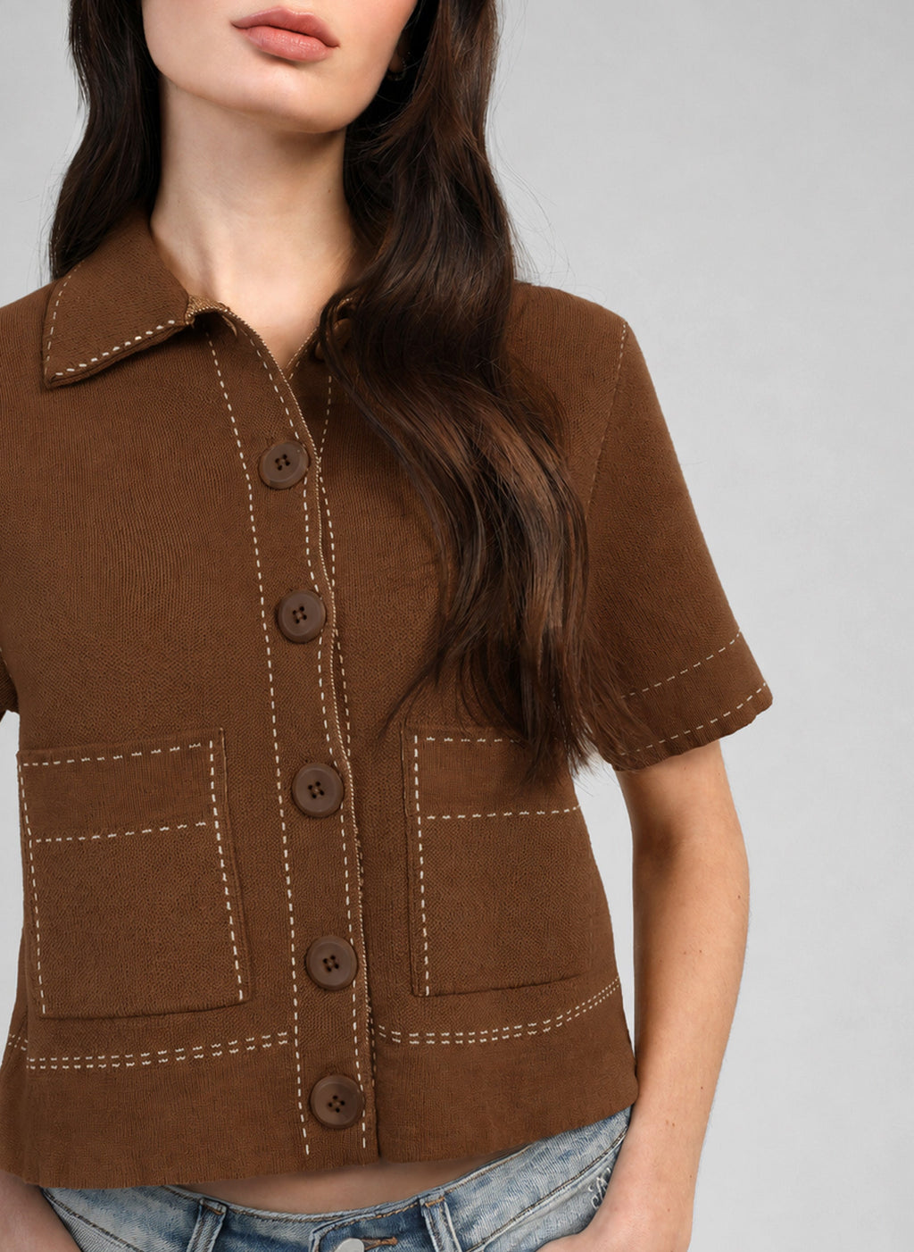 An'ge – Gilet Lebilly Marron, model draagt een bruin overhemd met korte mouwen en witte stiksels