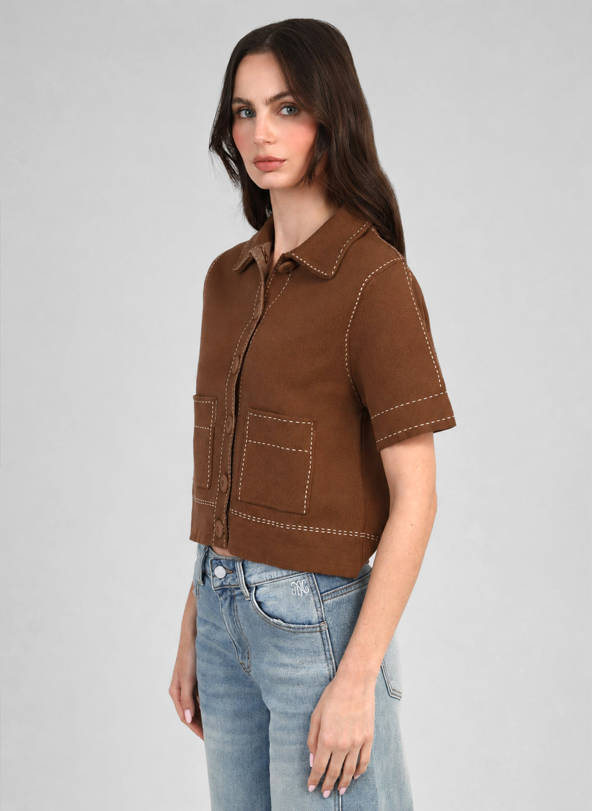 An'ge – Gilet Lebilly Marron, model draagt een kort bruin overhemd met korte mouwen en witte stiksels