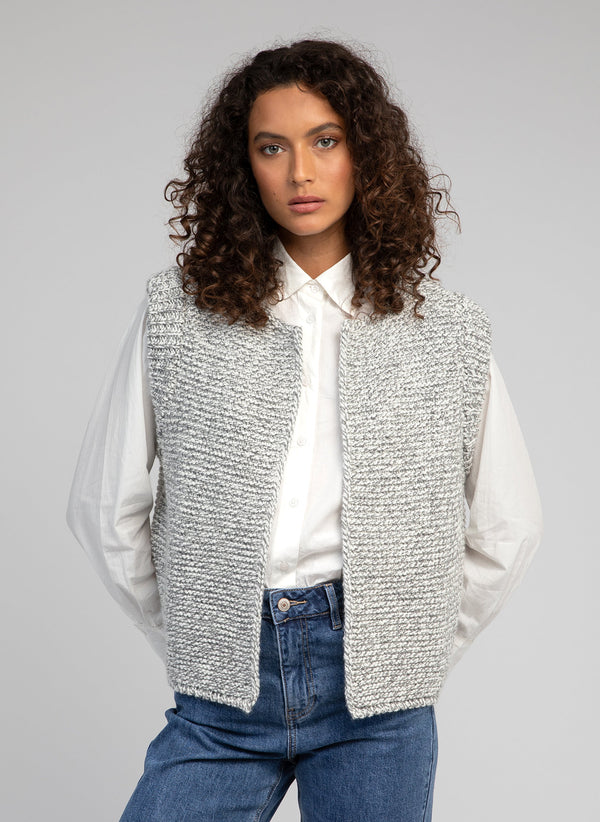 An'ge – Cardigan Sans Manche Legringou Ch Gris, gilet sans manches en maille chinée grise porté par un mannequin