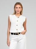 An'ge – Gilet Leviona Blanc, mannequin portant un gilet sans manches blanc cassé et un jean