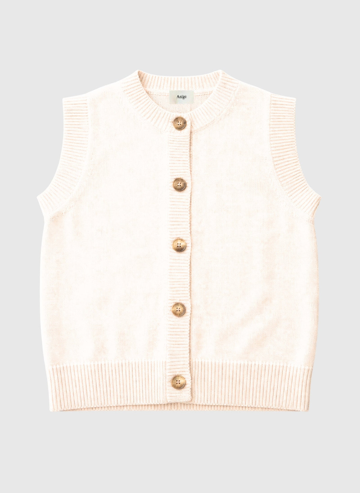 An'ge – Gilet Leviona Blanc, gilet sans manches en maille crème avec boutons en bois, vue de face