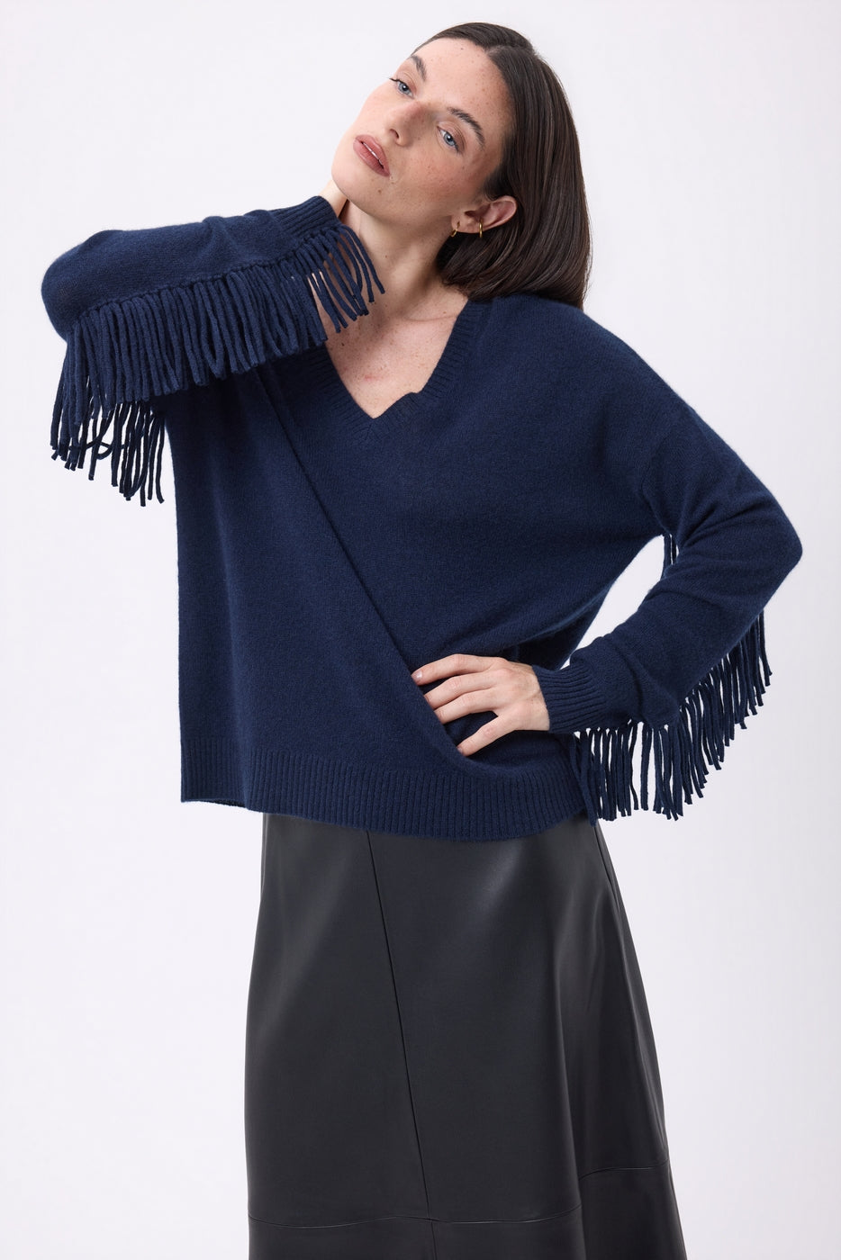 Sweter z dekoltem w serek i frędzlami Lina – Granatowy – Damski – 100% kaszmir