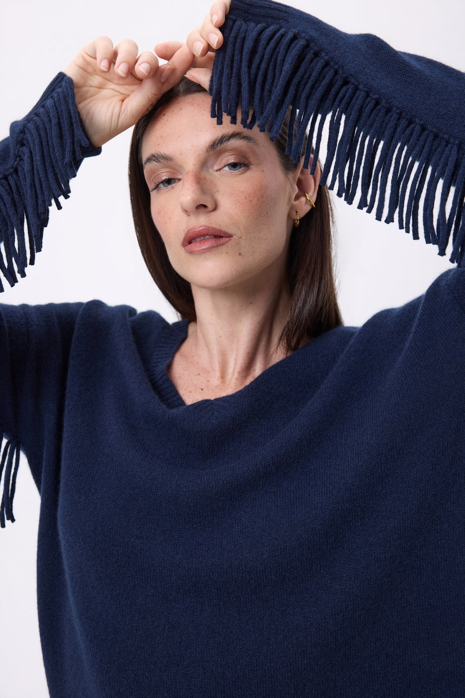 Sweter z dekoltem w serek i frędzlami Lina – Granatowy – Damski – 100% kaszmir