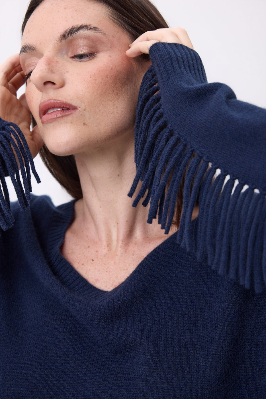 Sweter z dekoltem w serek i frędzlami Lina – Granatowy – Damski – 100% kaszmir