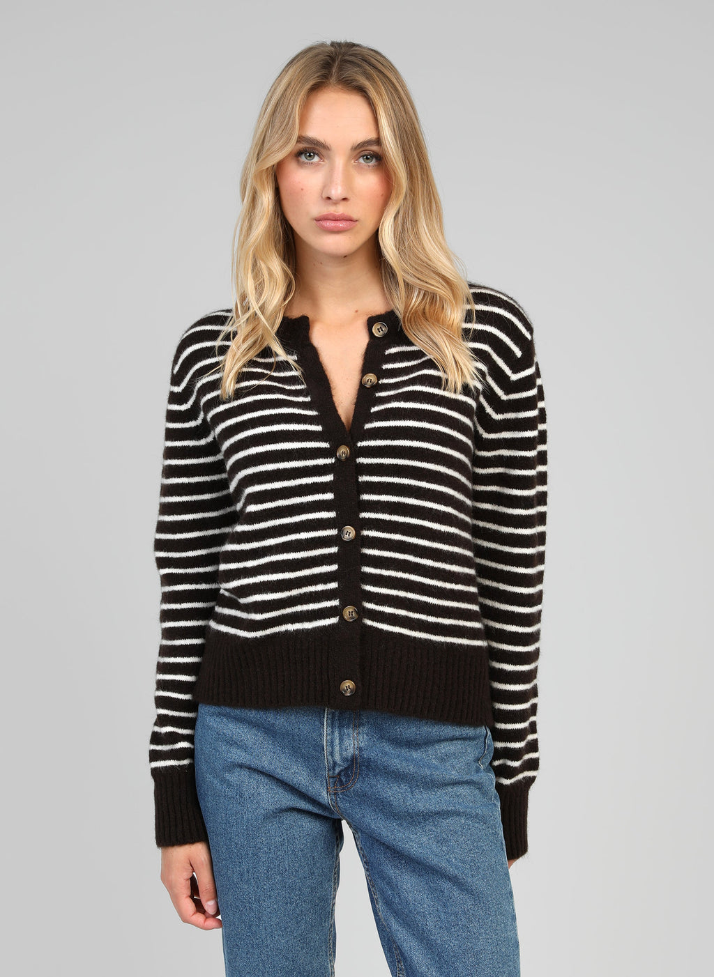 An'ge – Gilet Lipstik Chocolat, mannequin femme portant un cardigan noir et blanc rayé, vue de face