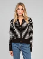 An'ge – Gilet Lipstik Chocolat, mannequin femme portant un cardigan noir et blanc rayé, vue de face