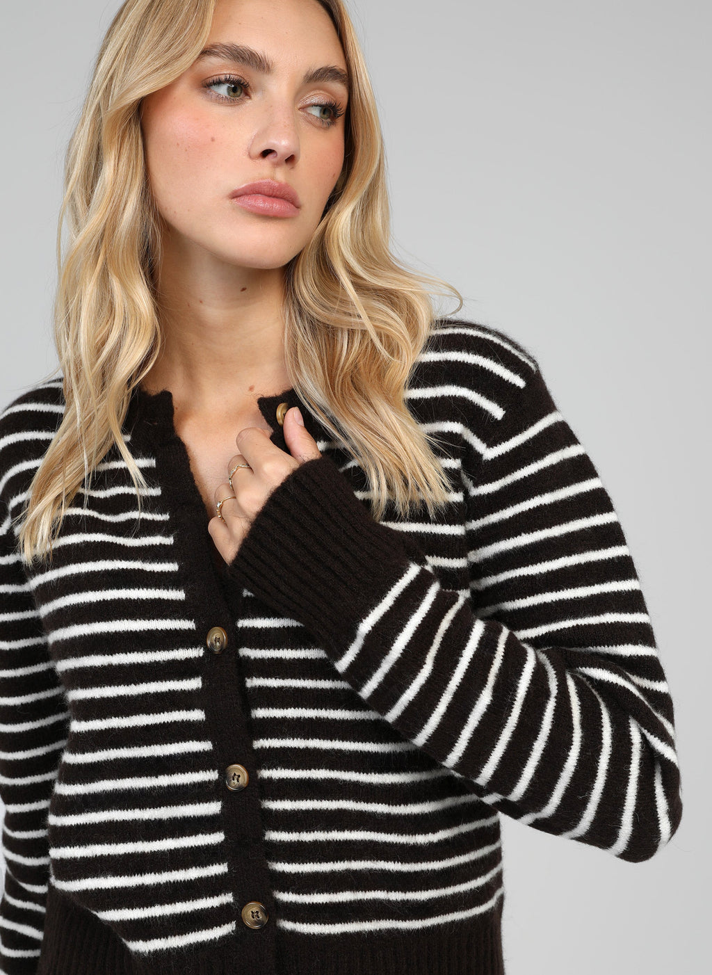 An'ge – Gilet Lipstik Chocolat, mannequin blonde portant un cardigan rayé marron et blanc, vue de côté