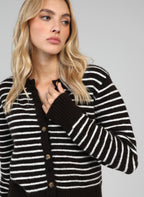 An'ge – Gilet Lipstik Chocolat, mannequin blonde portant un cardigan rayé marron et blanc, vue de côté