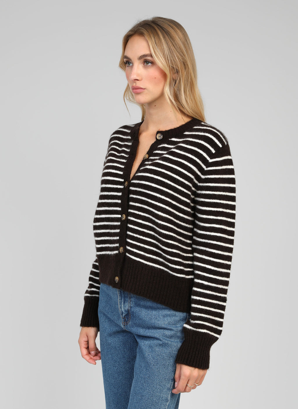 An'ge – Gilet Lipstik Chocolat, mannequin portant un cardigan rayé noir et blanc, vue de profil