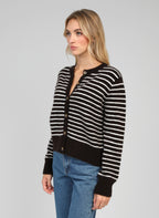 An'ge – Gilet Lipstik Chocolat, mannequin portant un cardigan rayé noir et blanc, vue de profil