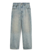 Jean pour femme en denim 100 % coton, couleur bleu délavé clair, coupe droite et large offrant un confort adapté à toutes les morphologies.