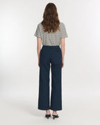 Jean marine en coton avec coupe droite et jambes larges, tissu stretch confortable qui s'adapte à toutes les morphologies féminines.