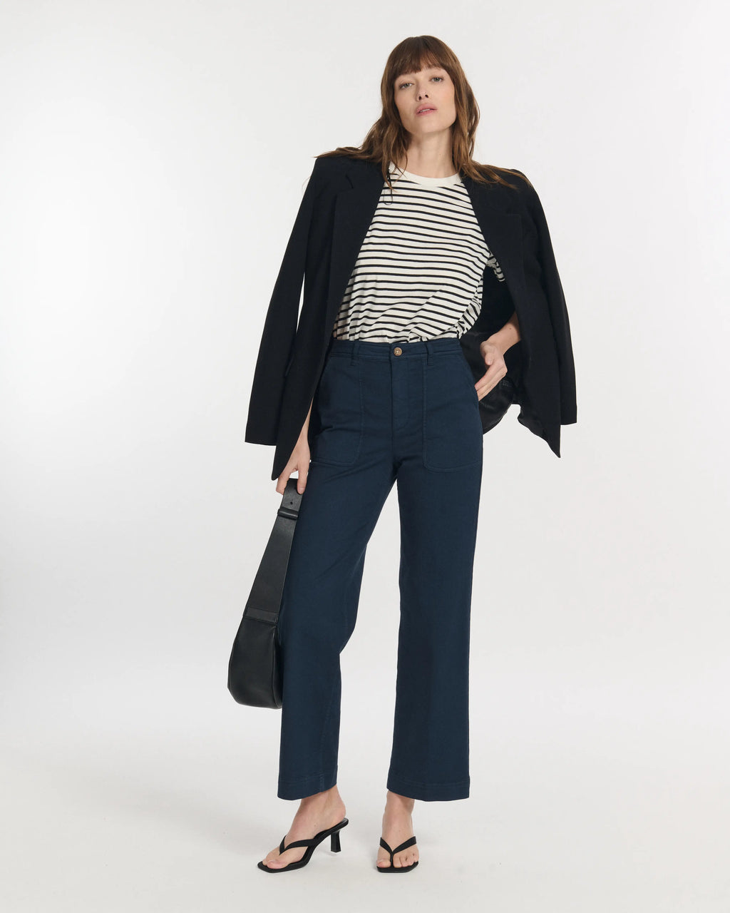 Jean femme en denim marine légèrement stretch avec coupe droite et taille haute, tissu confortable et adapté à toutes les morphologies.