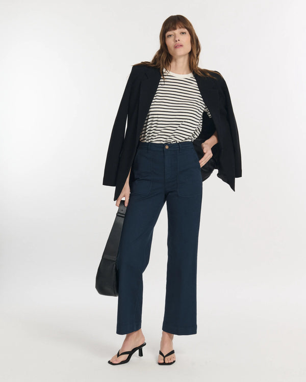 Women's jeans in slightly stretch navy denim with straight cut and high waist, comfortable fabric suitable for all body shapes.
