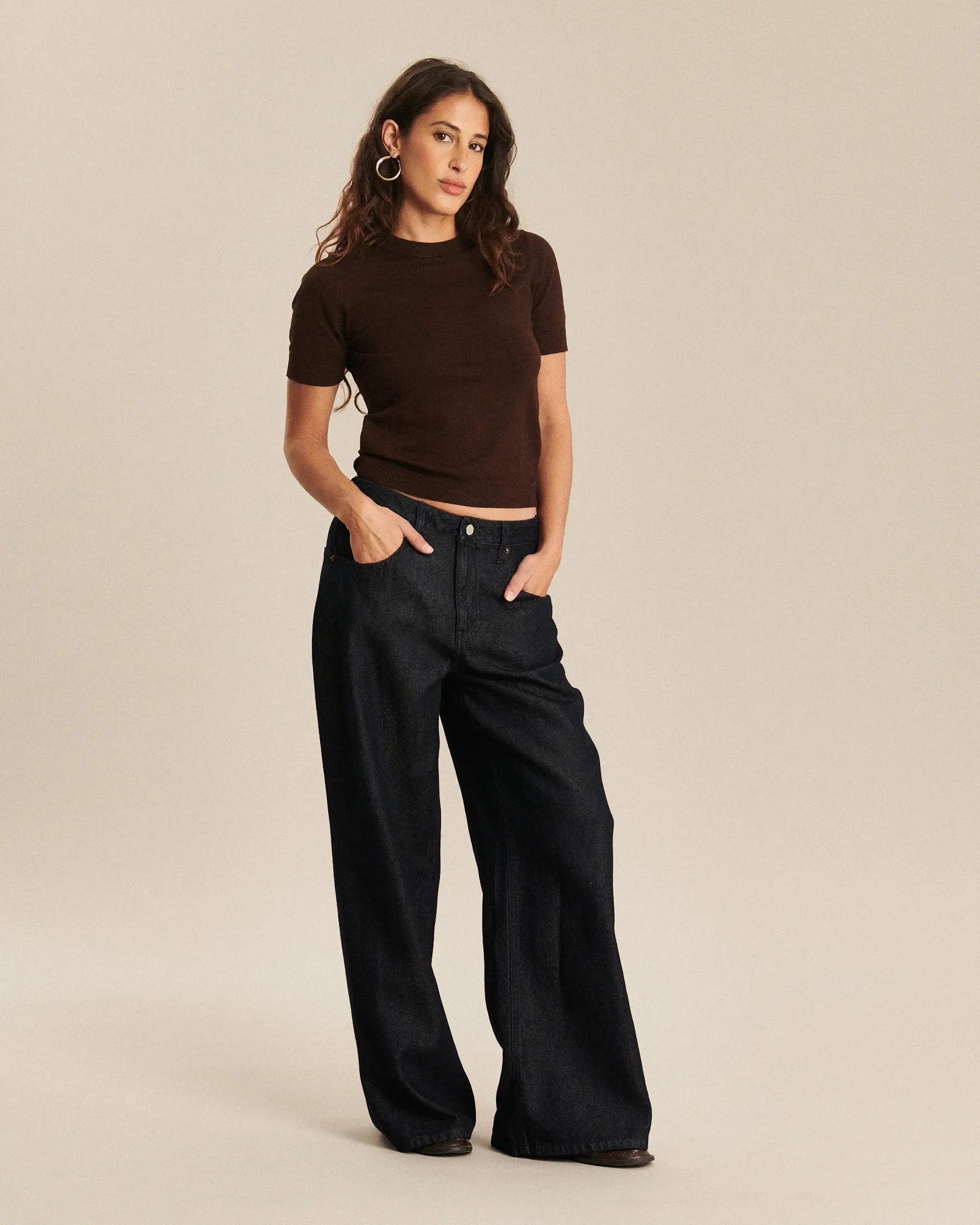 Jean large en denim brut foncé, coupe droite et fluide, matière en coton mélangé Tencel pour un confort optimal et une tenue décontractée adaptée à toutes les morphologies.