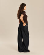 Jean large pour femme en denim brut foncé avec une coupe droite ample, fabriqué dans une matière en coton Tencel souple qui s’adapte à toutes les morphologies.