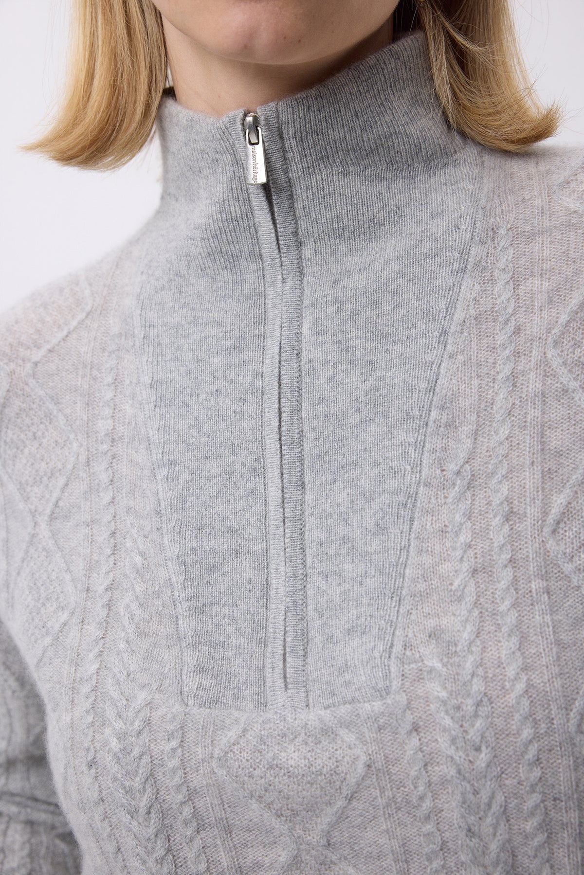 Maglione con collo alto ampio con zip e trecce Donna Malka - Grigio chiaro - Donna