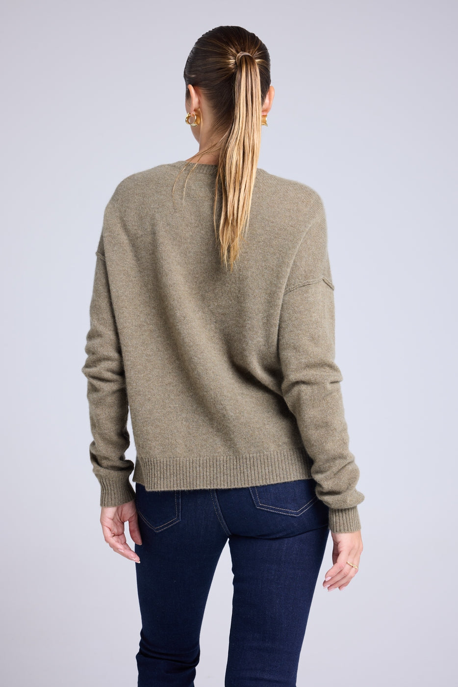 Oversize-Pullover mit V-Ausschnitt und Sichtnähten Manon - Khakigrün - Damen