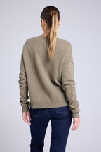 Oversize-Pullover mit V-Ausschnitt und Sichtnähten Manon - Khakigrün - Damen