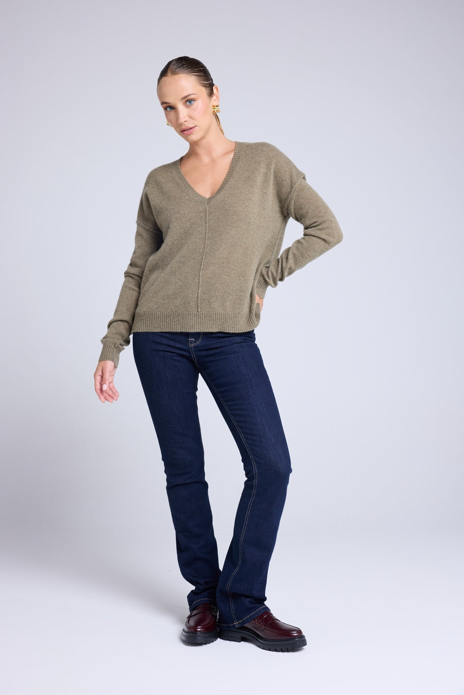 Oversize-Pullover mit V-Ausschnitt und Sichtnähten Manon - Khakigrün - Damen