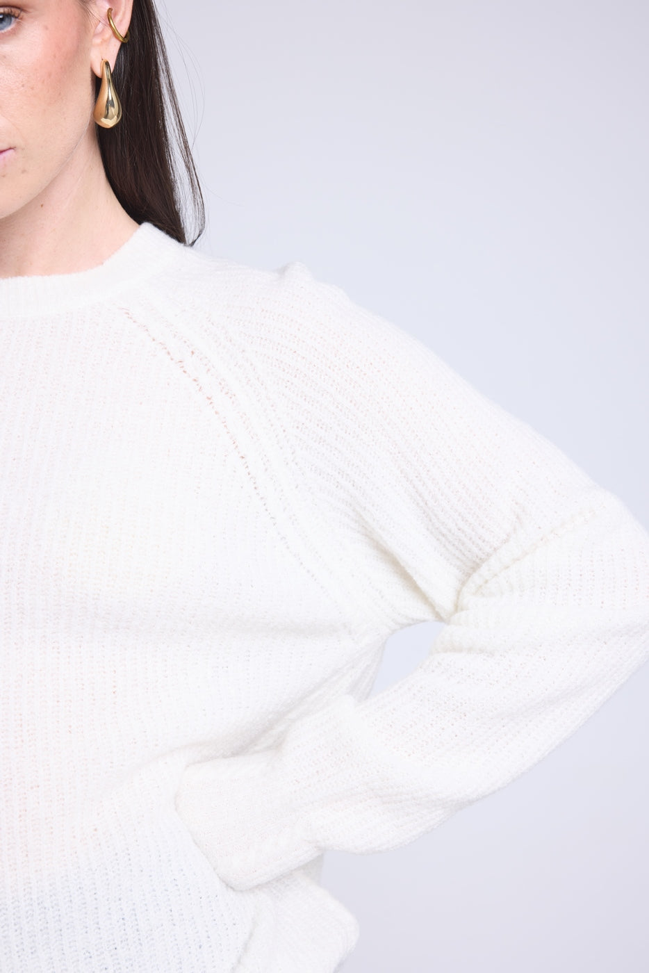Sweter damski z okrągłym dekoltem z pętelkowego kaszmiru Marisol – złamana biel