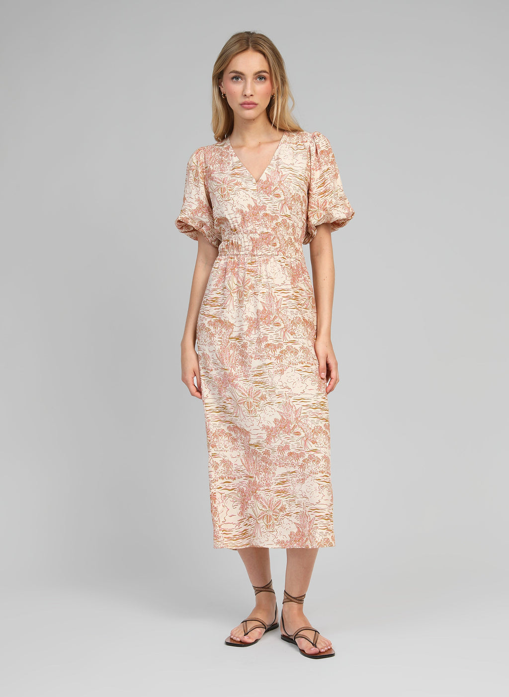 An'ge – Robe Longue Melila Josas Ocre, patterned maxi dress worn by a model, front view
