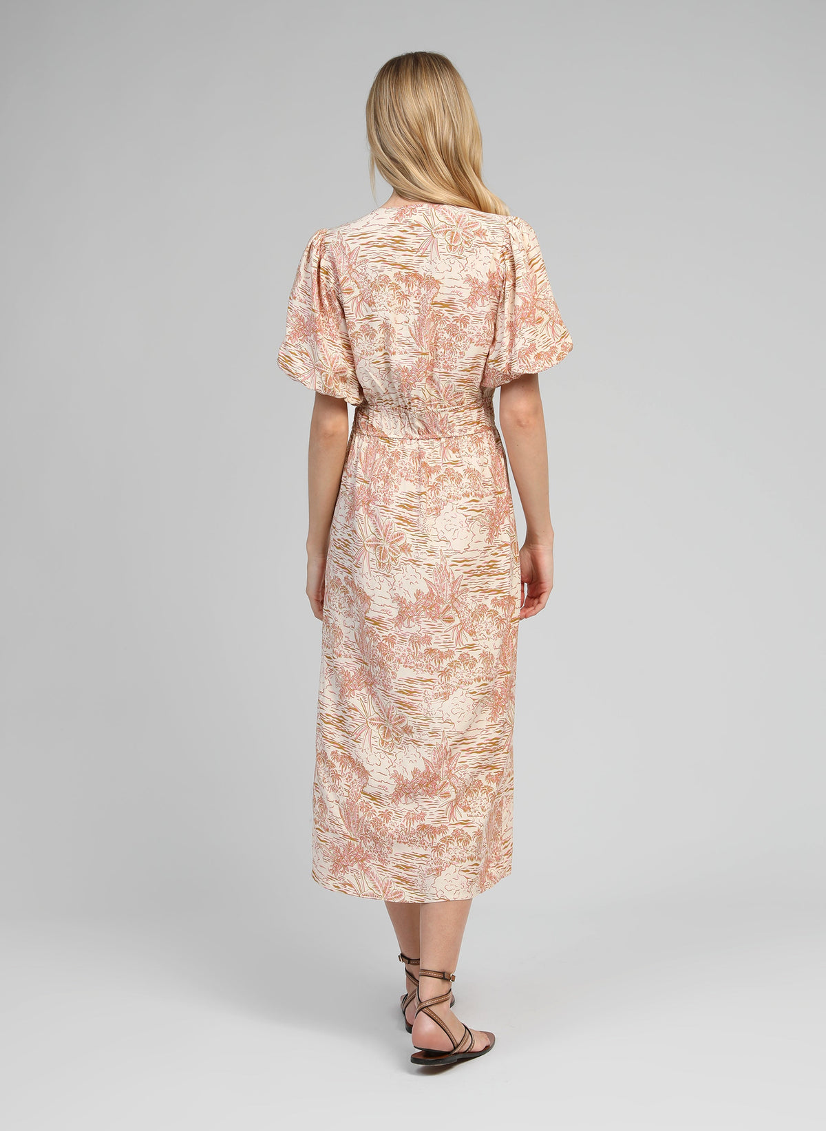 An'ge – Robe Longue Melila Josas Ocre, back view of model wearing a pink and beige patterned maxi dress