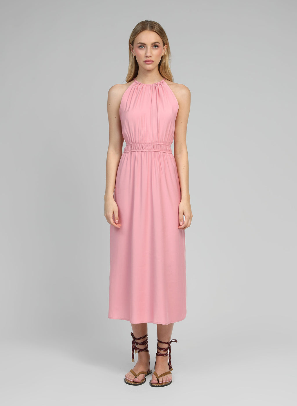 An'ge – Robe Longue Mendaly Rose, model iført lyserød maxikjole, set forfra