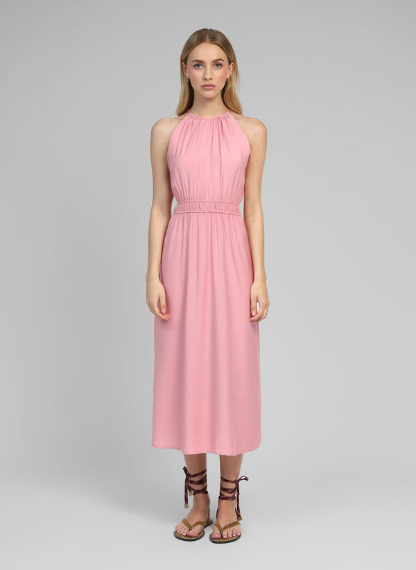 An'ge – Robe Longue Mendaly Rose, model in een lichtroze maxi-jurk, vooraanzicht