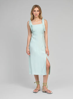An'ge – Robe Midi Manta Celadon, mannequin portant une robe midi vert d'eau avec des sandales à lacets