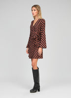 An'ge – Robe Courte Metaly Stipe Chocolat, mannequin portant une robe portefeuille marron à rayures noires, de profil