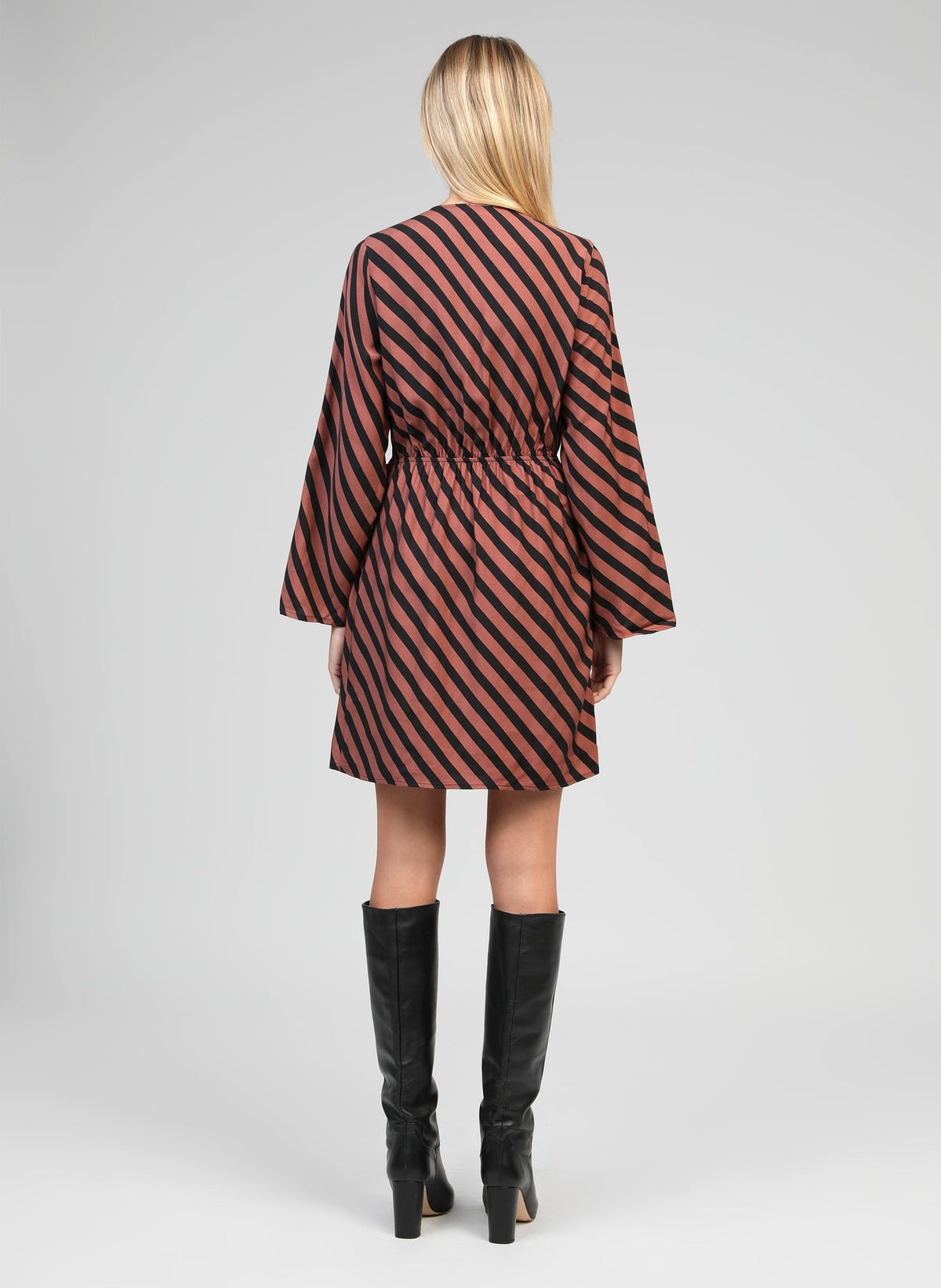 An'ge – Robe Courte Metaly Stipe Chocolat, robe courte à rayures marron et noires portée de dos