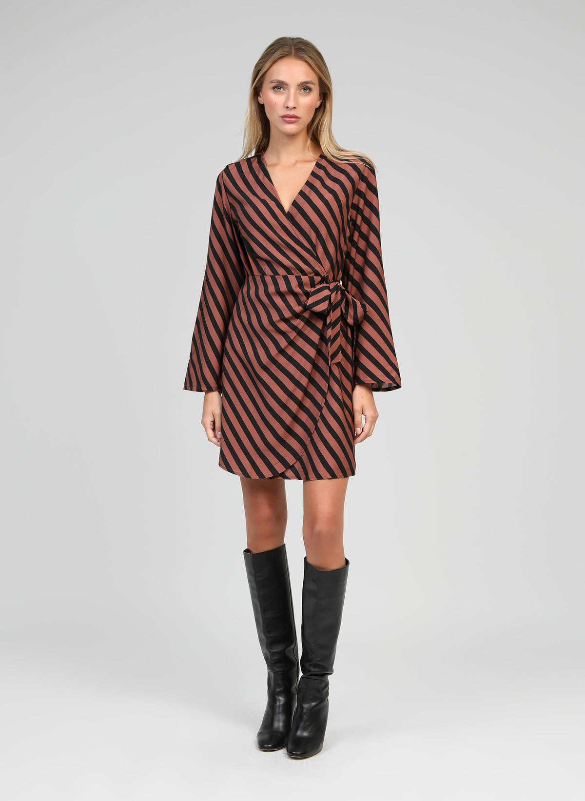 An'ge – Robe Courte Metaly Stipe Chocolat, robe portefeuille marron à rayures noires portée par un mannequin de face