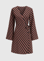 An'ge – Robe Courte Metaly Stipe Chocolat, robe portefeuille marron et noire à rayures diagonales, manches évasées