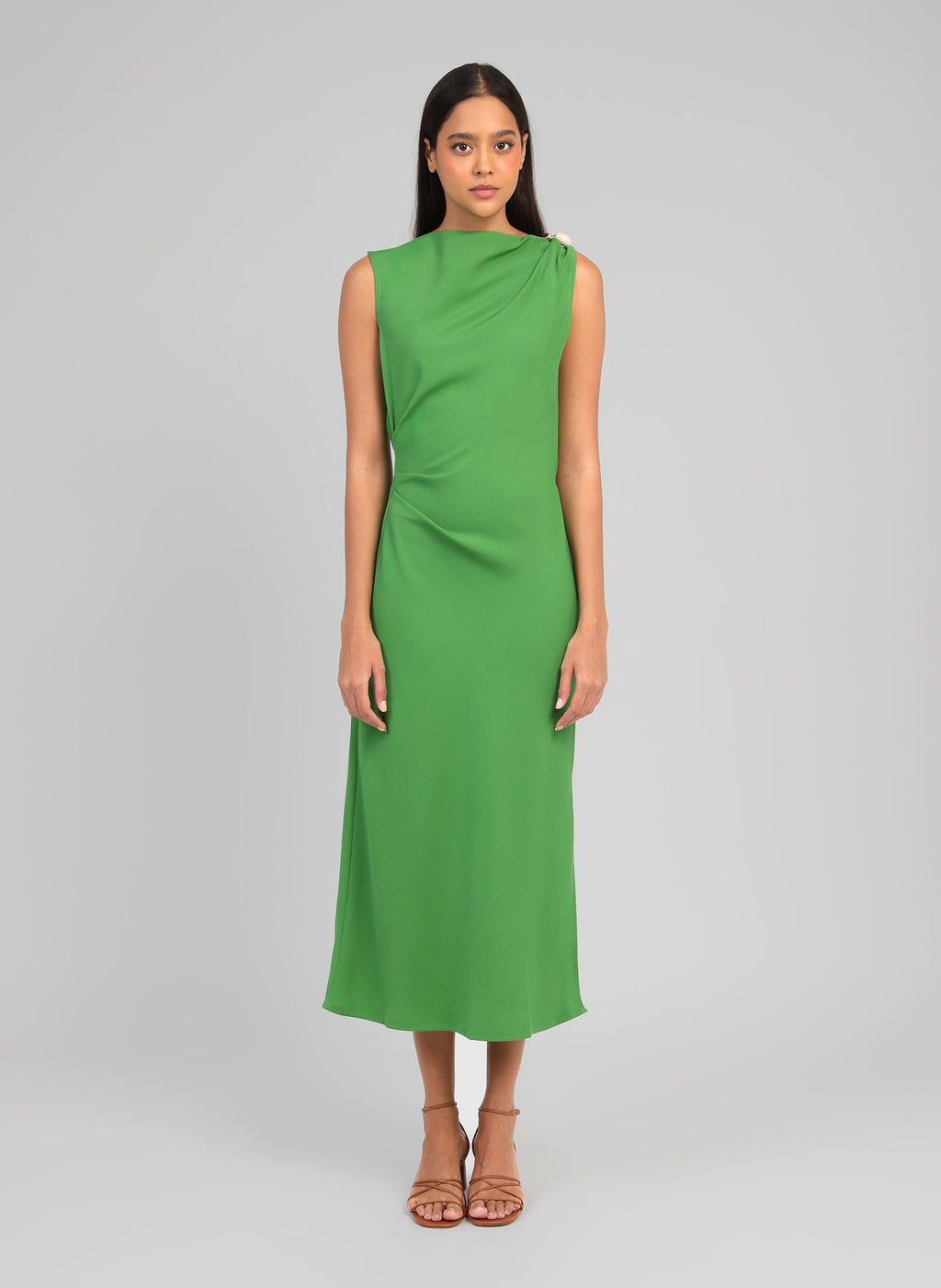 An'ge – Robe Midi Milana Pomme, lange mouwloze groene jurk gedragen door een model, vooraanzicht